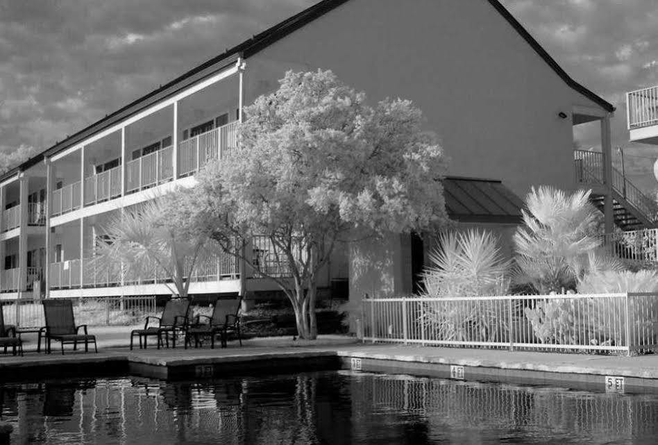 Hillside Boutique Hotel Castroville Exterior photo